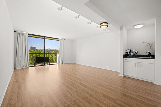 Building Photo - 10535 Wilshire Blvd