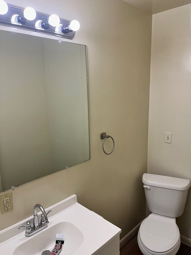 Building Photo - 657 S 400 E