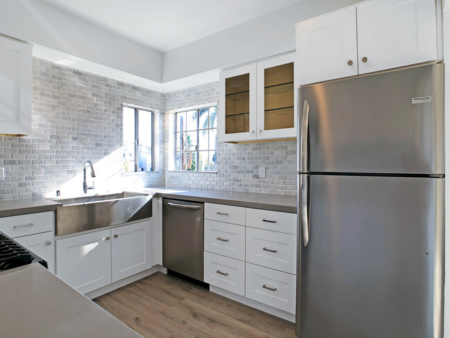 Foto del edificio - 4407 Ambrose Ave