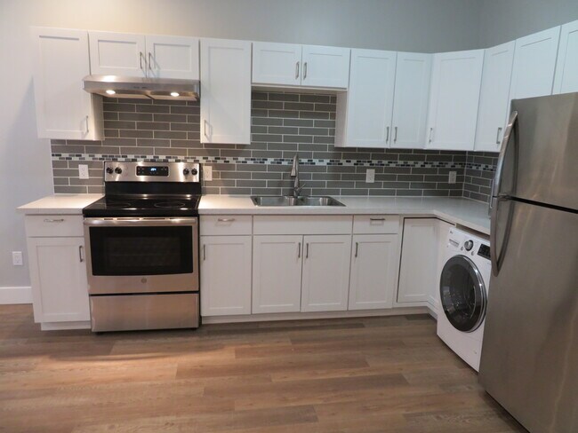 Photo du bâtiment - 1005 Arngask Ave