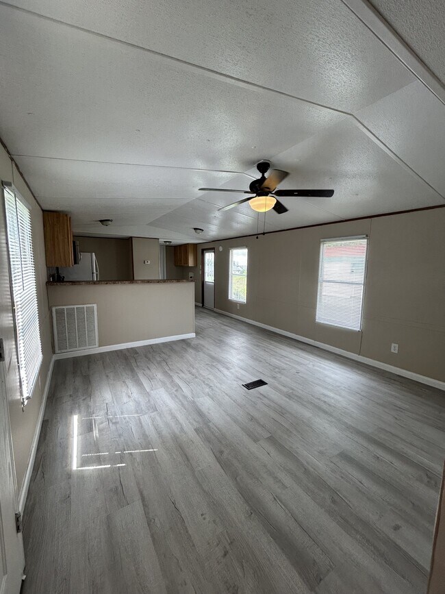 Foto del edificio - 405 Debby St