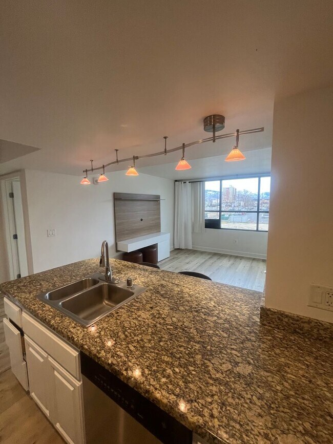 Foto del edificio - One Bedroom / One Bath Downtown Condo