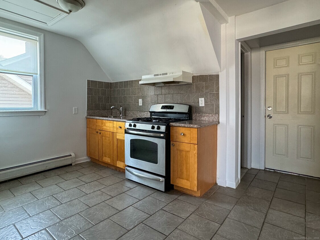 741 Brewster St Unit 3rd floor, Bridgeport, CT 06605 Room for Rent in