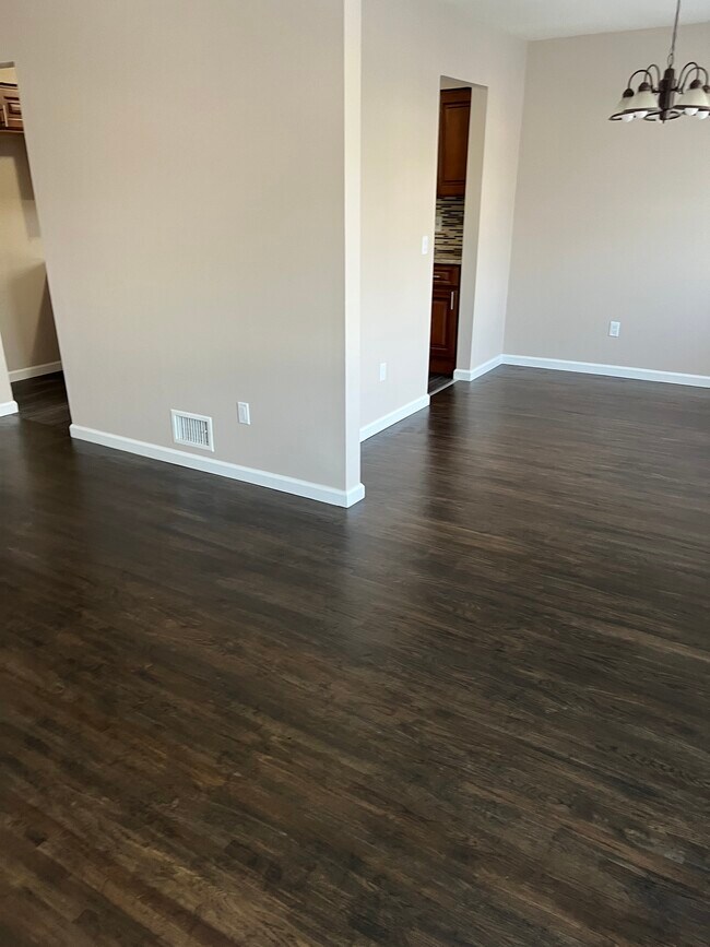Leaving-Room & Dinette - 95 Thorpe Ave