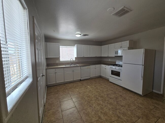 Building Photo - Newly Remodeled 3 Bedroom 1 Bathroom Home!...