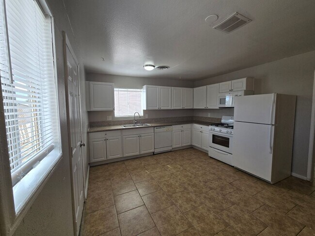 Foto del edificio - Newly Remodeled 3 Bedroom 1 Bathroom Home!...