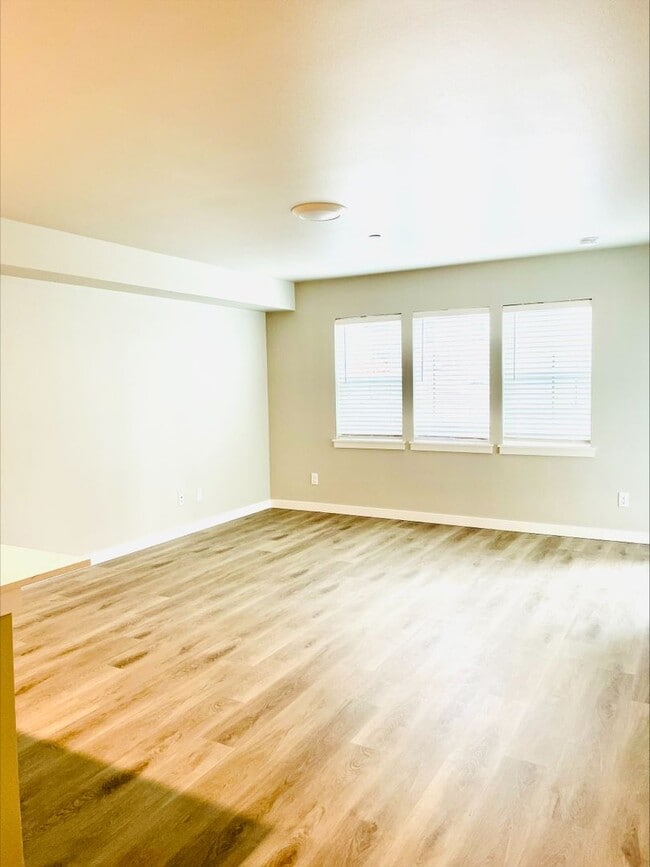 Building Photo - Newer Two Bedroom Apartment!