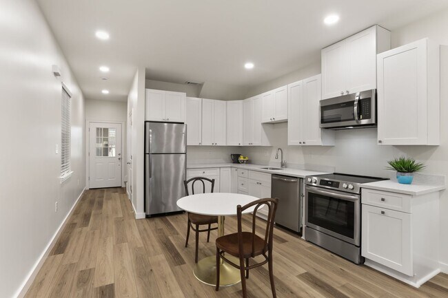 Foto del edificio - 2BD/2.5BA Townhouse w/ Private Fenced in Backyard, Covered Off Street Parking!