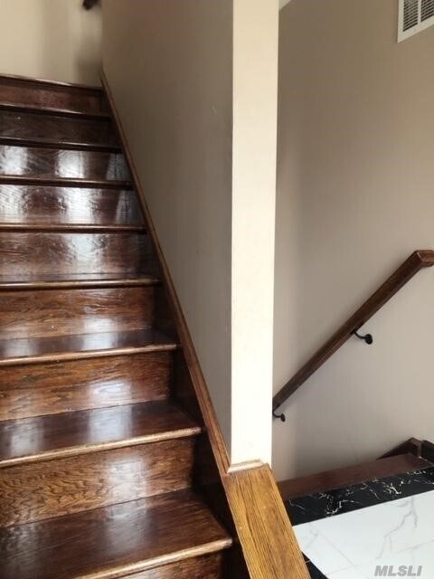 Foto del edificio - 64-61 232nd St