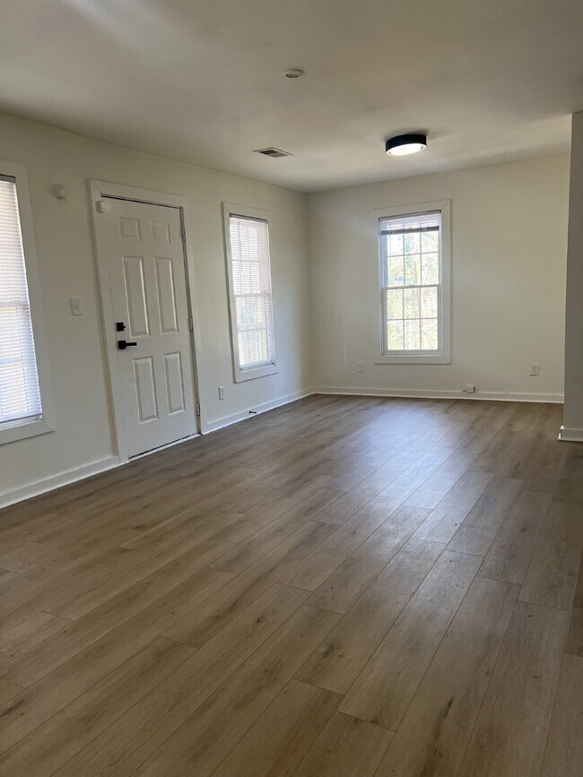 Foto del edificio - SECTION 8 WELCOME - "Charming and Spacious...