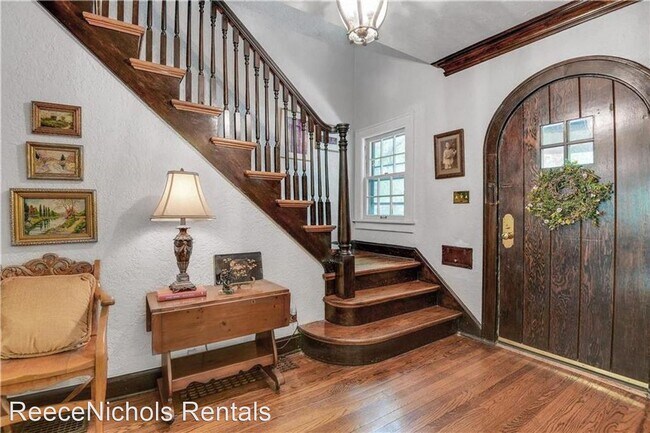 Building Photo - 4 br, 1.5 bath House - 419 W 70th Terrace