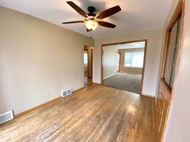 Building Photo - 4 Bed 2 Bath Near Concordia!