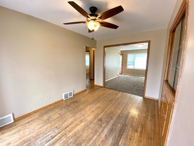 Foto del edificio - 4 Bed 2 Bath Near Concordia!