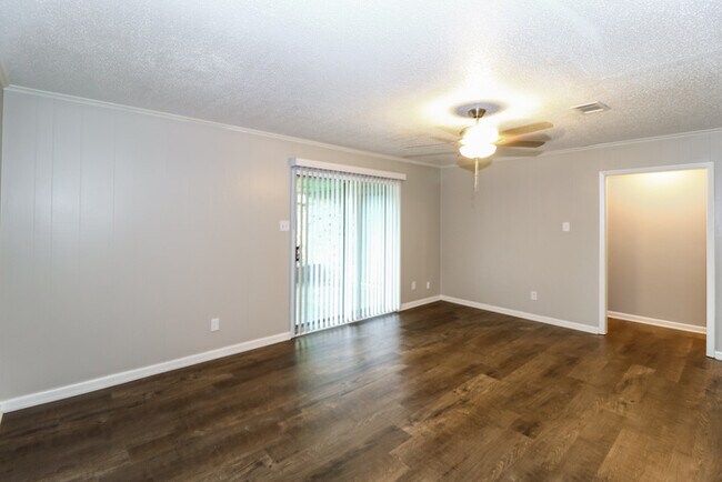 Foto del edificio - Beautiful Brick Three Bedroom