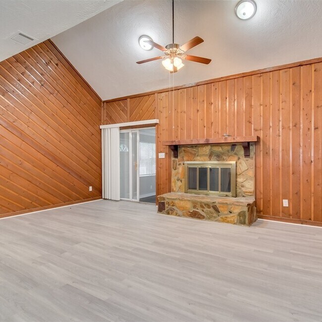 Foto del edificio - Spacious Four Bedroom You Don't Want to Miss