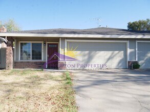 Building Photo - 5566-5568 Hillsdale Blvd