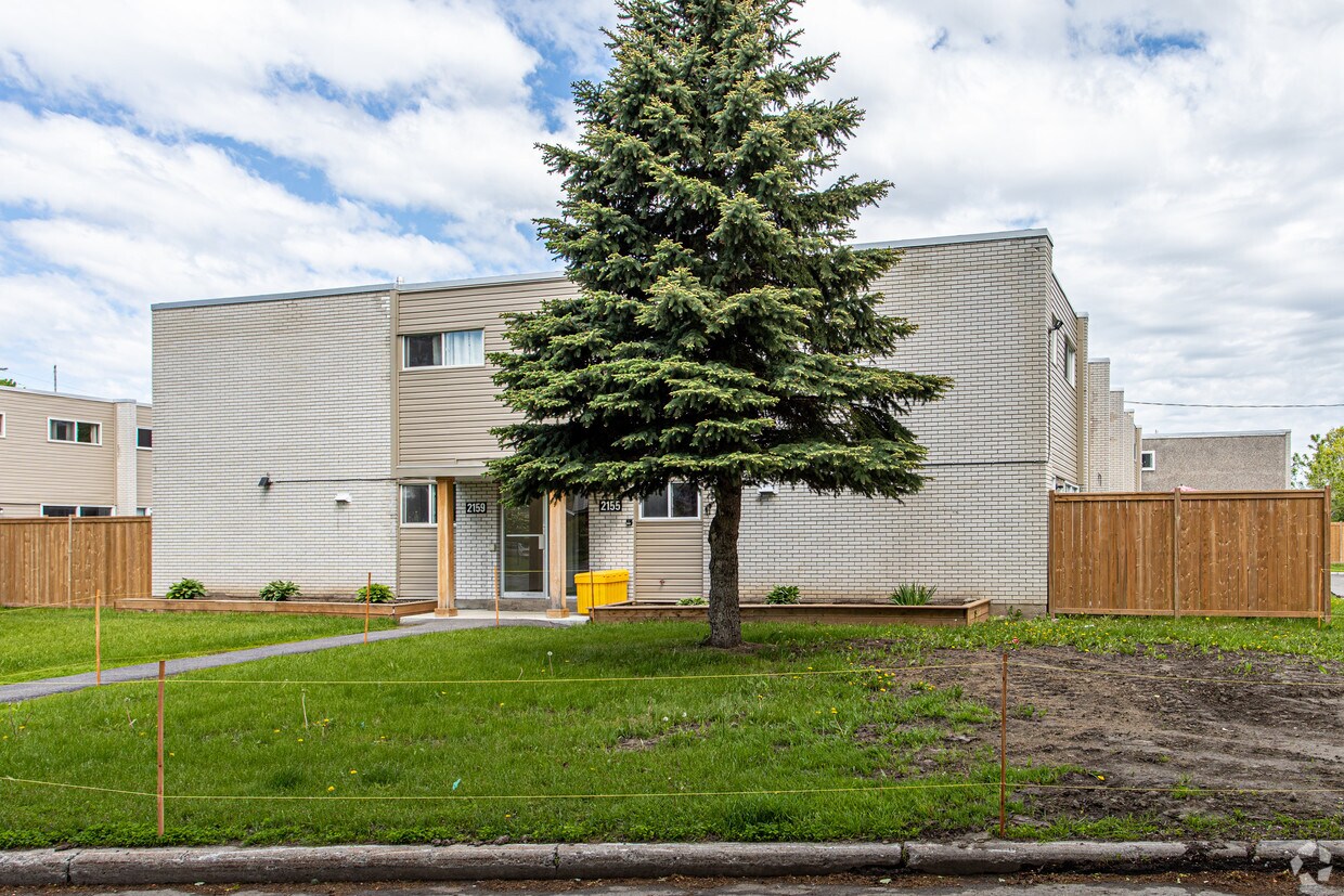 Building Photo - The Elm