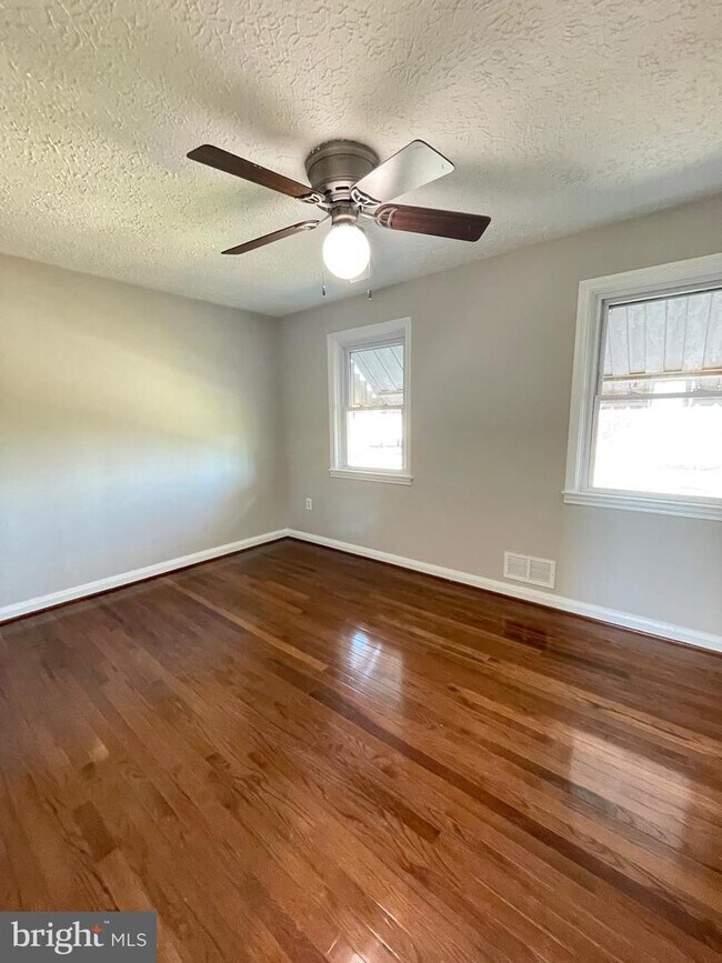 Building Photo - 403 Pembrooke Blvd