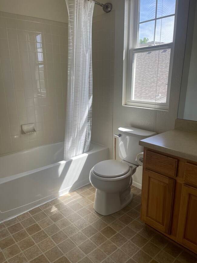 Building Photo - 3 bedroom, 2 bathroom single family house ...