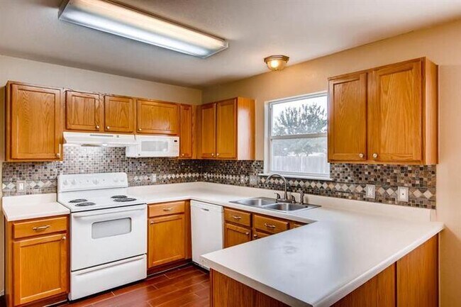Building Photo - 121 Wegstrom St, Hutto, TX, 78634
