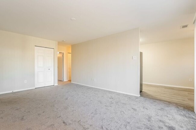 Building Photo - 25 Kings Ct