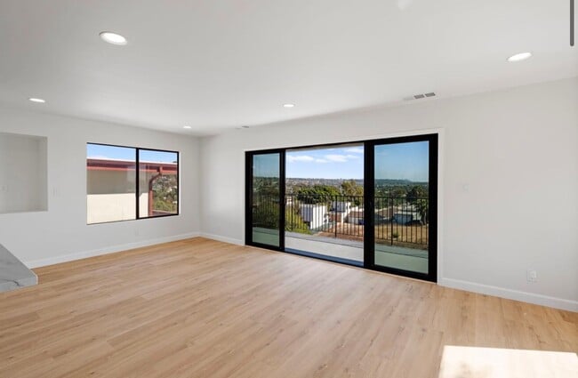Building Photo - 2 Bed 1 Bath Apartment for Rent in Pacific...