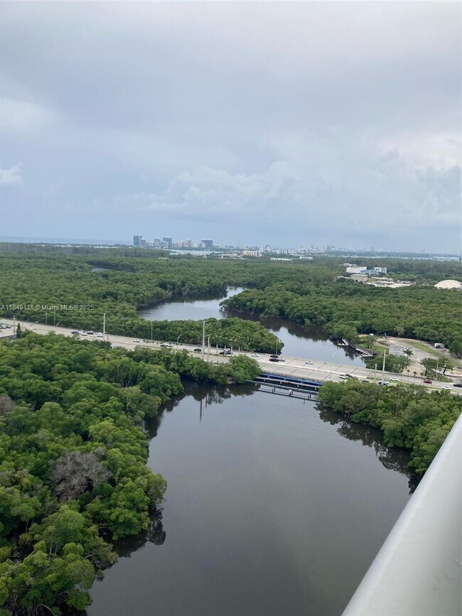 Foto del edificio - 16385 Biscayne Blvd