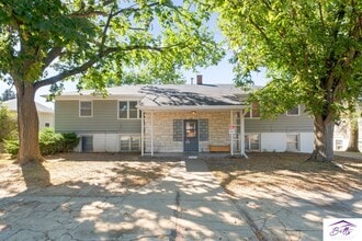 Building Photo - 601 Oak St
