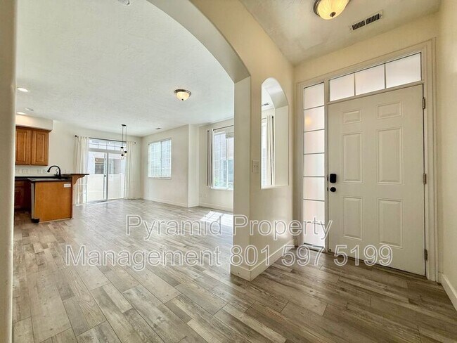 Building Photo - 6935 Traveler Ln