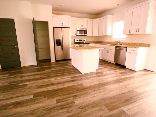 Foto del edificio - 3 Bed, 2 Bath Townhome with En-Suite Primary