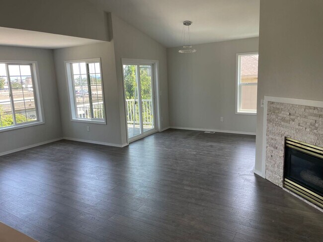 Building Photo - Newly renovated 9-bed, 4-bath house in U-d...