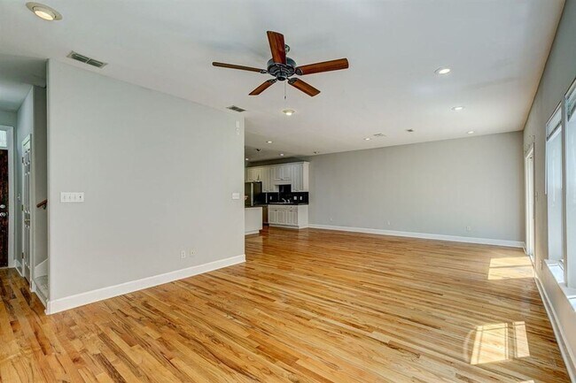 Building Photo - Completely remodeled 3/3 Close to Midtown ...