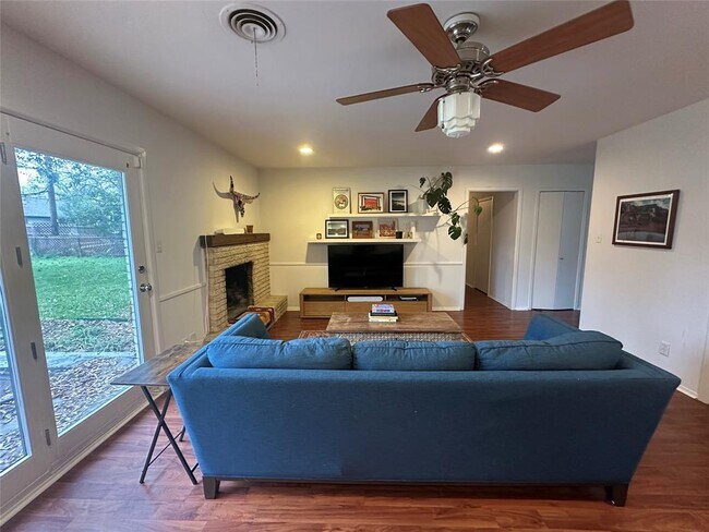 Foto del edificio - 1908 Pompton Dr