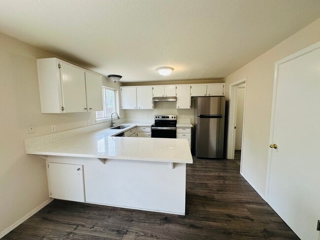 Building Photo - 4 Bedroom Beaverton Home with Huge Backyard!