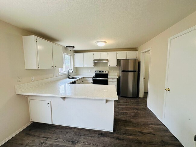 Foto del edificio - 4 Bedroom Beaverton Home with Huge Backyard!