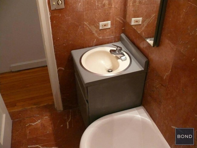 Foto del edificio - 330 E 43rd St