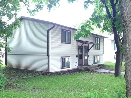 Building Photo - 1512 Oshkosh Ave