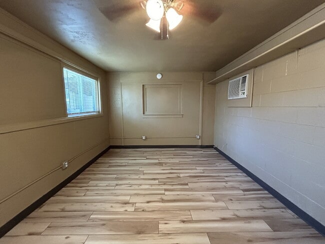 Building Photo - Beautiful Newly Remodeled Rear House Effic...