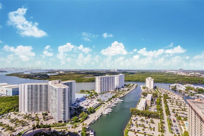 Foto del edificio - 15901 Collins Ave