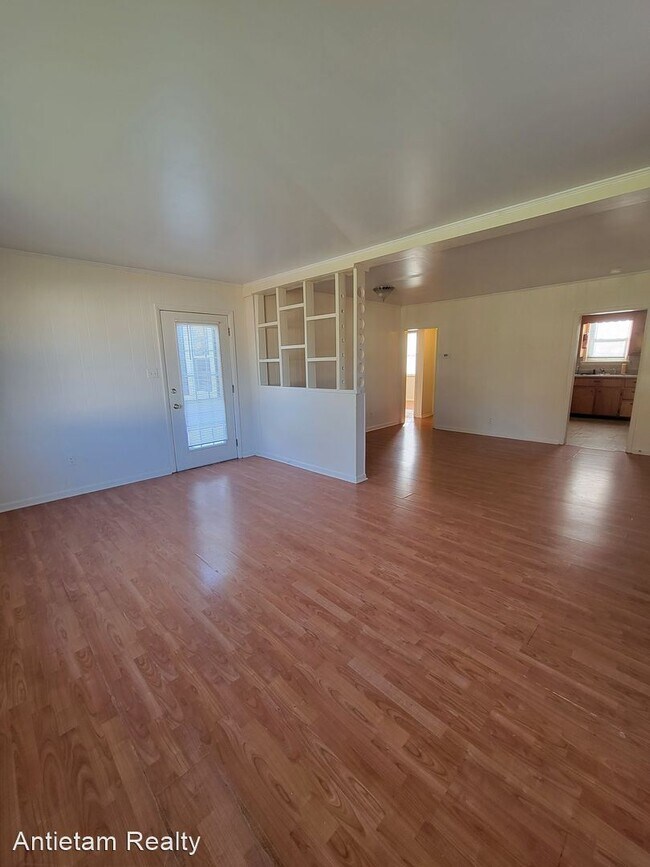 Foto del edificio - 2 br, 1 bath House - 19 Airport Rd.