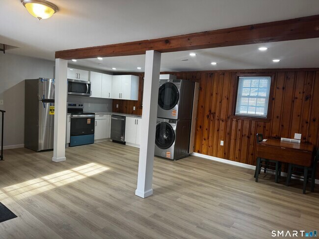 Foto del edificio - 352 Hotchkiss Rd