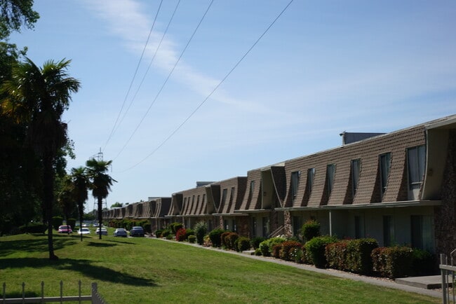 Building Photo - Stonegate Apartments