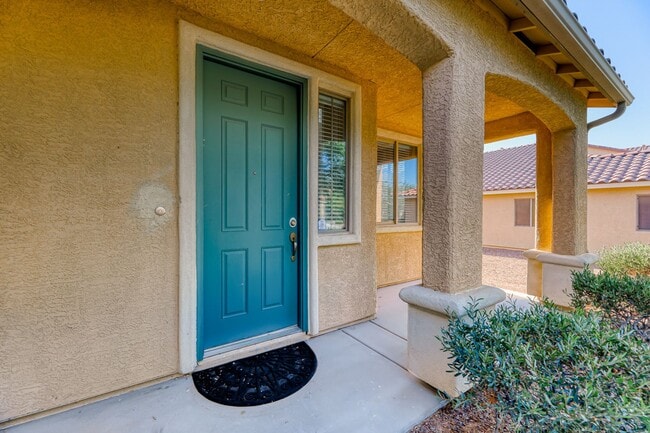 Building Photo - 4 Bed / 3 Bath Home with Loft, Downstairs Bedroom & 3 Car Garage – Sunrise Highlands