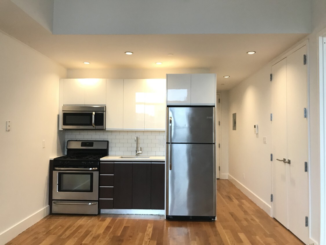 Primary Photo - 200 N 11th St