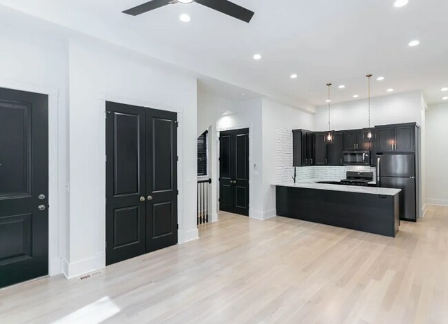 Foto del edificio - 1325 N Wicker Park Ave