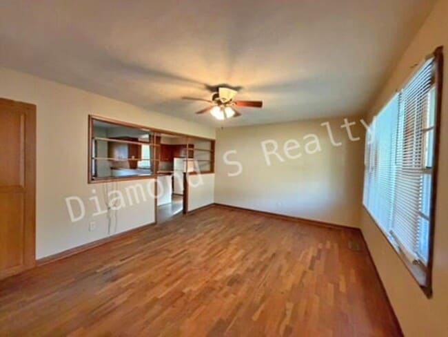 Building Photo - Cute 2 bed/1 bath house with Garage!