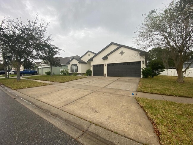 Foto del edificio - Your Dream Home Awaits! 5 bedroom 3 bath Single Family HOME!!