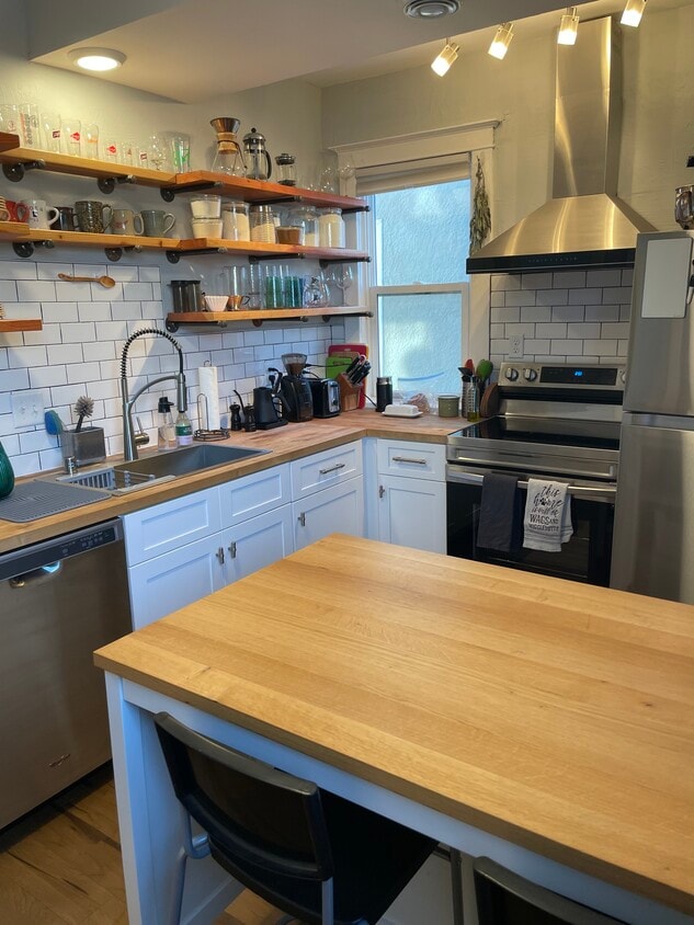 Kitchen - 807 Lowry Ave NE