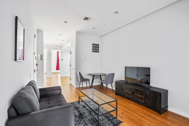 Foto del edificio - 310 Tompkins Avenue