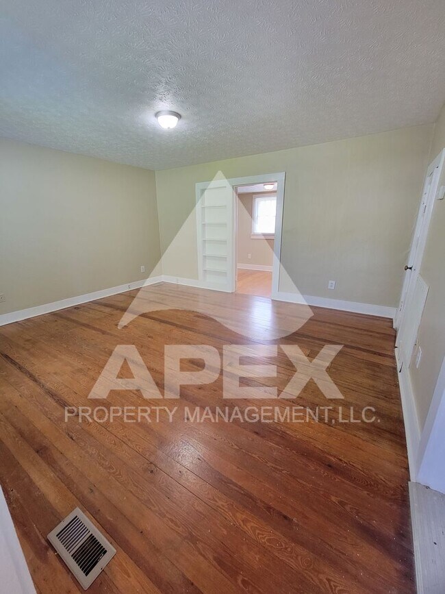 Building Photo - Cute 2 Bd - 1 Ba Single Family Home w/Gara...